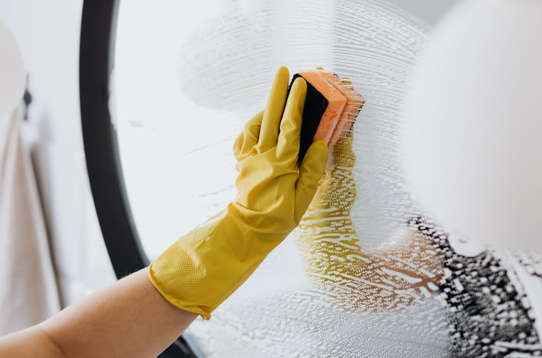 Yellow glove cleaning mirror with sponge