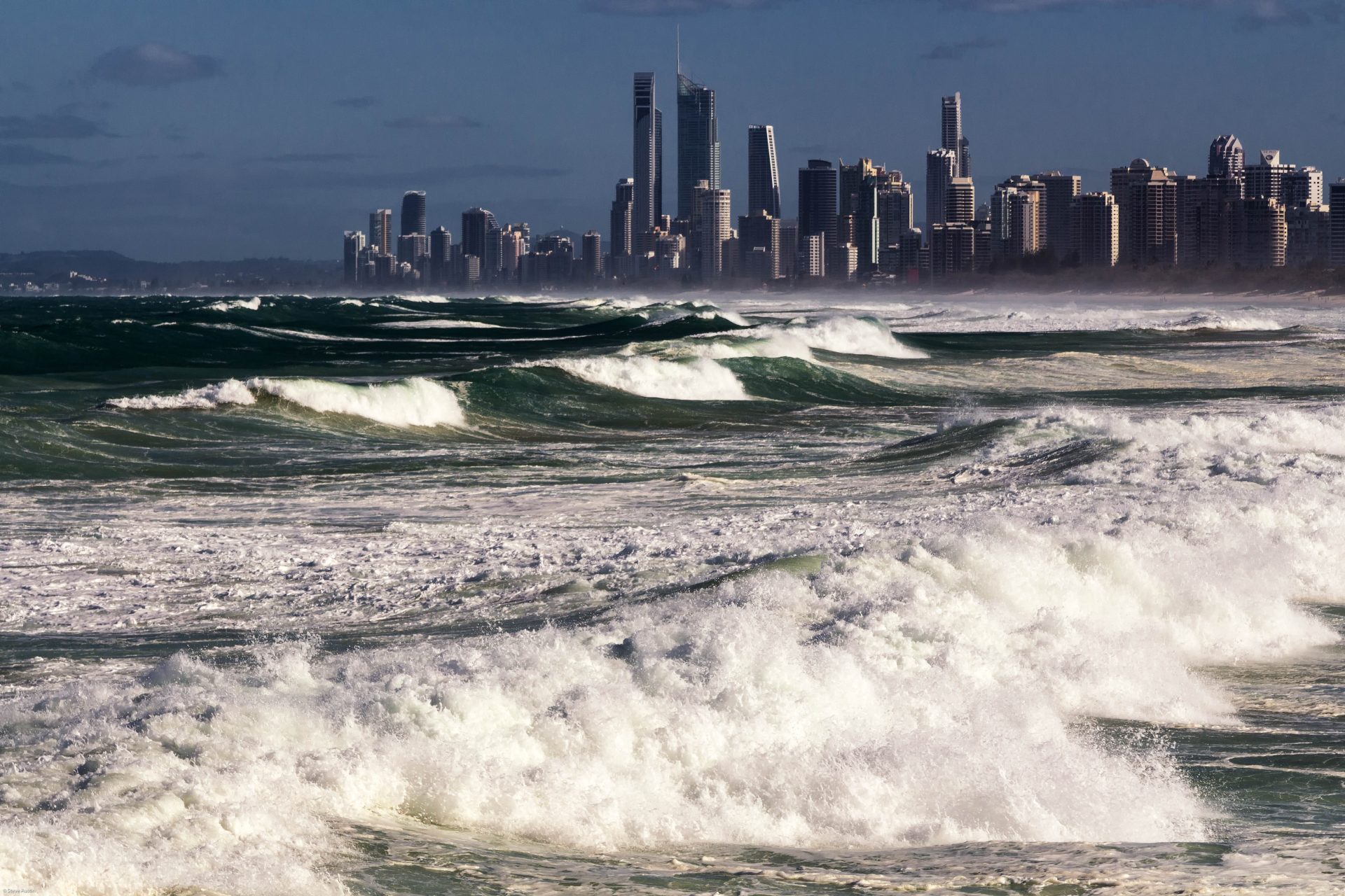 Image of waves on Queensland coast line